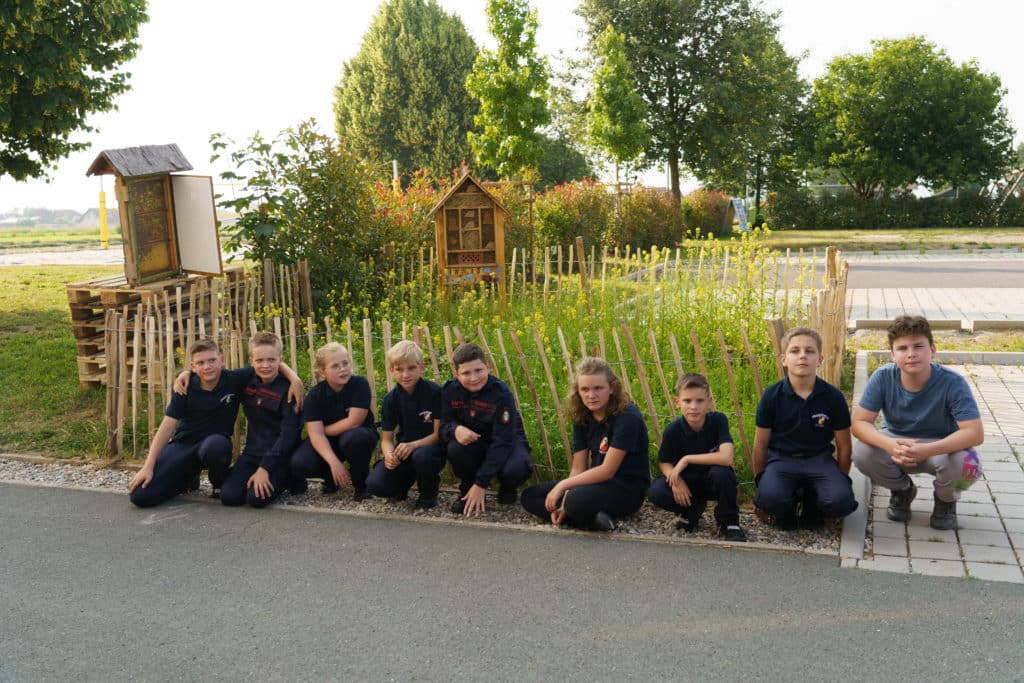 Abschlussfeier der Bienenwiese der Feuerwehrjugend Zettling am 11. Juni 2025 – mit Unterstützern, Sponsoren, Bürgermeister Dr. Matthias Pokorn, Vizebürgermeisterin Ingrid Baumhackl und gemütlichem Ausklang an der Feuerschale