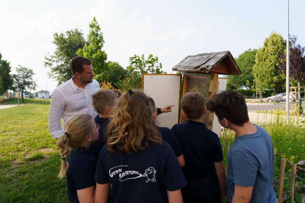 Abschlussfeier der Bienenwiese der Feuerwehrjugend Zettling am 11. Juni 2025 – mit Unterstützern, Sponsoren, Bürgermeister Dr. Matthias Pokorn, Vizebürgermeisterin Ingrid Baumhackl und gemütlichem Ausklang an der Feuerschale
