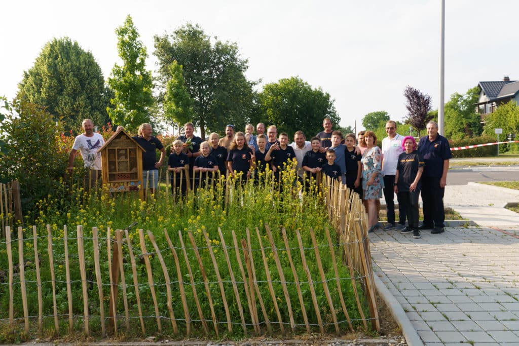 Abschlussfeier der Bienenwiese der Feuerwehrjugend Zettling am 11. Juni 2025 – mit Unterstützern, Sponsoren, Bürgermeister Dr. Matthias Pokorn, Vizebürgermeisterin Ingrid Baumhackl und gemütlichem Ausklang an der Feuerschale