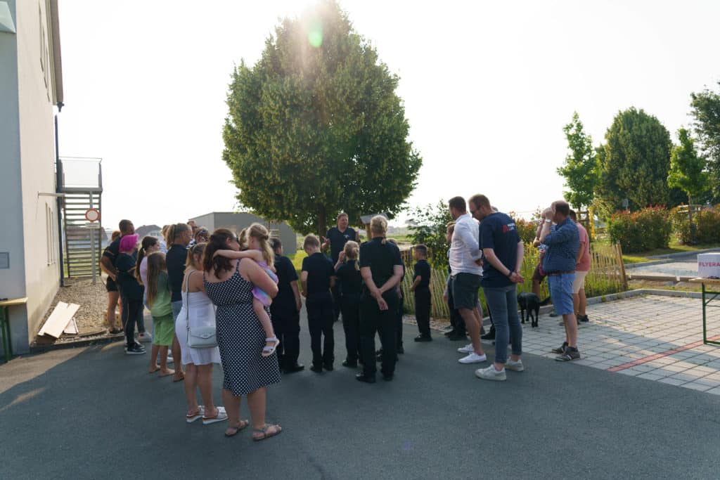 Abschlussfeier der Bienenwiese der Feuerwehrjugend Zettling am 11. Juni 2025 – mit Unterstützern, Sponsoren, Bürgermeister Dr. Matthias Pokorn, Vizebürgermeisterin Ingrid Baumhackl und gemütlichem Ausklang an der Feuerschale