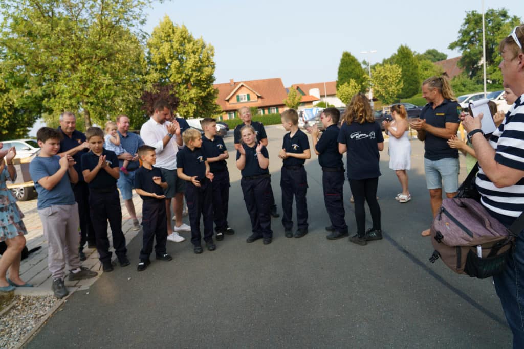 Abschlussfeier der Bienenwiese der Feuerwehrjugend Zettling am 11. Juni 2025 – mit Unterstützern, Sponsoren, Bürgermeister Dr. Matthias Pokorn, Vizebürgermeisterin Ingrid Baumhackl und gemütlichem Ausklang an der Feuerschale