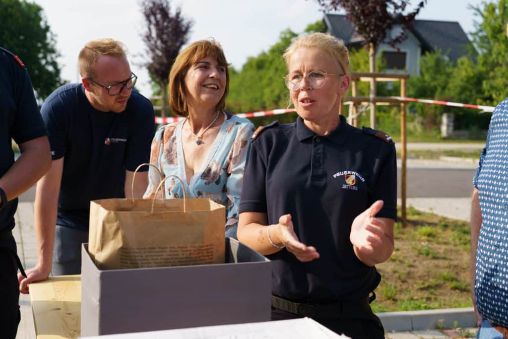Abschlussfeier der Bienenwiese der Feuerwehrjugend Zettling am 11. Juni 2025 – mit Unterstützern, Sponsoren, Bürgermeister Dr. Matthias Pokorn, Vizebürgermeisterin Ingrid Baumhackl und gemütlichem Ausklang an der Feuerschale