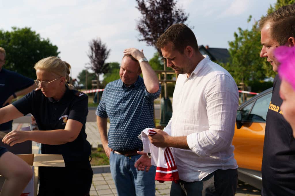Abschlussfeier der Bienenwiese der Feuerwehrjugend Zettling am 11. Juni 2025 – mit Unterstützern, Sponsoren, Bürgermeister Dr. Matthias Pokorn, Vizebürgermeisterin Ingrid Baumhackl und gemütlichem Ausklang an der Feuerschale