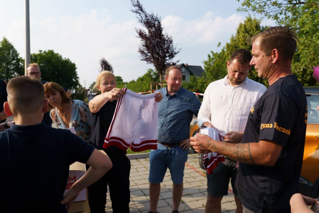 Abschlussfeier der Bienenwiese der Feuerwehrjugend Zettling am 11. Juni 2025 – mit Unterstützern, Sponsoren, Bürgermeister Dr. Matthias Pokorn, Vizebürgermeisterin Ingrid Baumhackl und gemütlichem Ausklang an der Feuerschale
