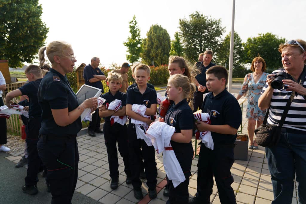 Abschlussfeier der Bienenwiese der Feuerwehrjugend Zettling am 11. Juni 2025 – mit Unterstützern, Sponsoren, Bürgermeister Dr. Matthias Pokorn, Vizebürgermeisterin Ingrid Baumhackl und gemütlichem Ausklang an der Feuerschale