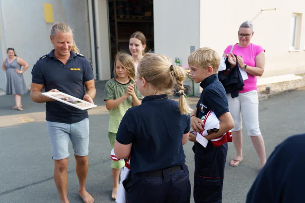 Abschlussfeier der Bienenwiese der Feuerwehrjugend Zettling am 11. Juni 2025 – mit Unterstützern, Sponsoren, Bürgermeister Dr. Matthias Pokorn, Vizebürgermeisterin Ingrid Baumhackl und gemütlichem Ausklang an der Feuerschale