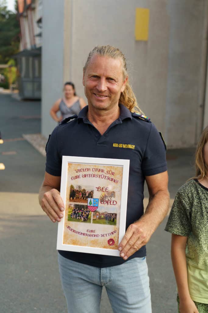 Abschlussfeier der Bienenwiese der Feuerwehrjugend Zettling am 11. Juni 2025 – mit Unterstützern, Sponsoren, Bürgermeister Dr. Matthias Pokorn, Vizebürgermeisterin Ingrid Baumhackl und gemütlichem Ausklang an der Feuerschale