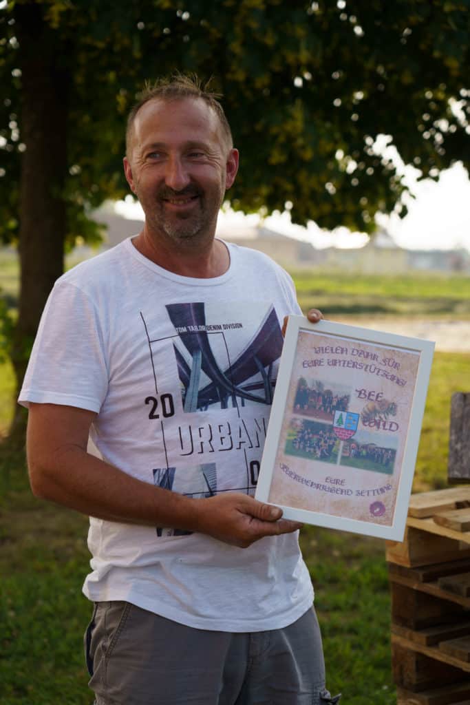 Abschlussfeier der Bienenwiese der Feuerwehrjugend Zettling am 11. Juni 2025 – mit Unterstützern, Sponsoren, Bürgermeister Dr. Matthias Pokorn, Vizebürgermeisterin Ingrid Baumhackl und gemütlichem Ausklang an der Feuerschale