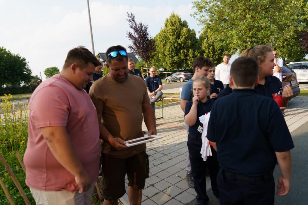 Abschlussfeier der Bienenwiese der Feuerwehrjugend Zettling am 11. Juni 2025 – mit Unterstützern, Sponsoren, Bürgermeister Dr. Matthias Pokorn, Vizebürgermeisterin Ingrid Baumhackl und gemütlichem Ausklang an der Feuerschale