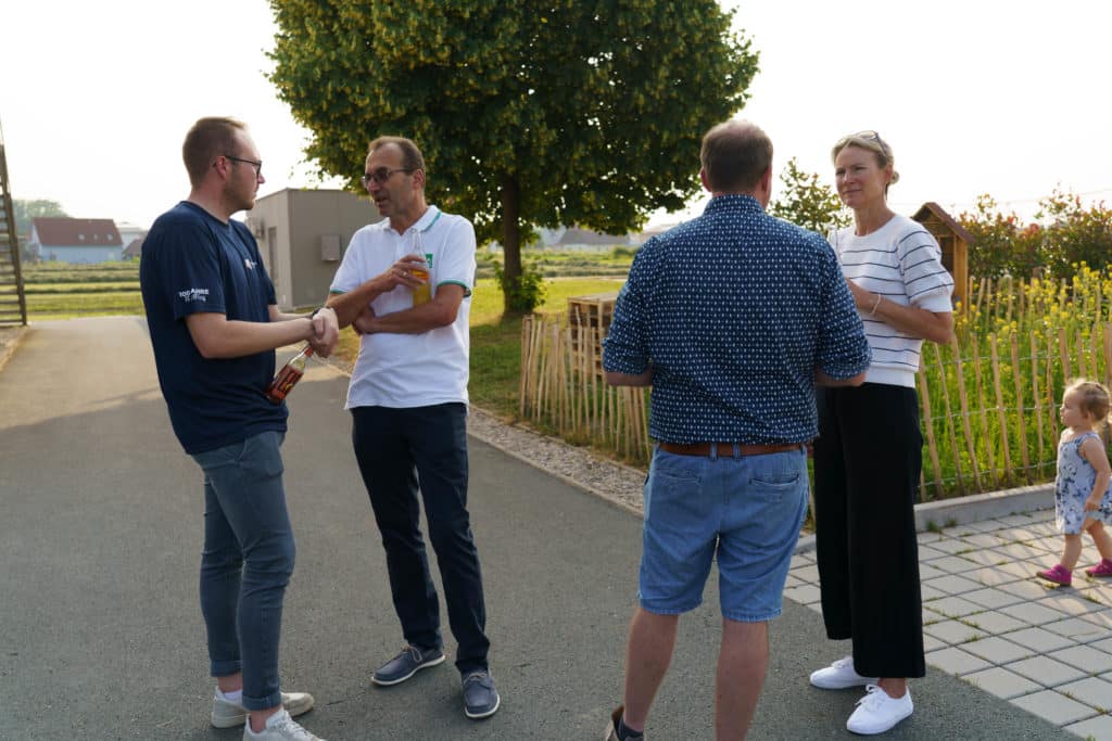 Abschlussfeier der Bienenwiese der Feuerwehrjugend Zettling am 11. Juni 2025 – mit Unterstützern, Sponsoren, Bürgermeister Dr. Matthias Pokorn, Vizebürgermeisterin Ingrid Baumhackl und gemütlichem Ausklang an der Feuerschale