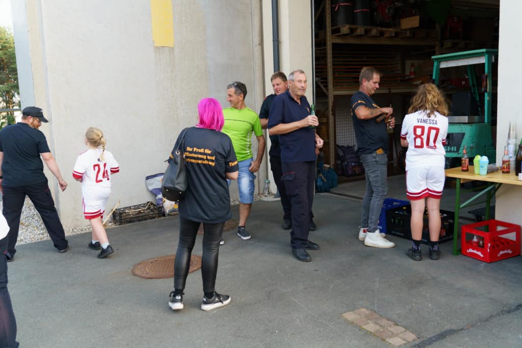 Abschlussfeier der Bienenwiese der Feuerwehrjugend Zettling am 11. Juni 2025 – mit Unterstützern, Sponsoren, Bürgermeister Dr. Matthias Pokorn, Vizebürgermeisterin Ingrid Baumhackl und gemütlichem Ausklang an der Feuerschale
