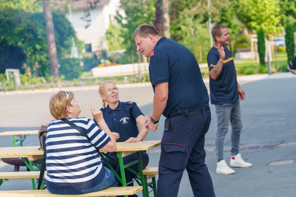 Abschlussfeier der Bienenwiese der Feuerwehrjugend Zettling am 11. Juni 2025 – mit Unterstützern, Sponsoren, Bürgermeister Dr. Matthias Pokorn, Vizebürgermeisterin Ingrid Baumhackl und gemütlichem Ausklang an der Feuerschale