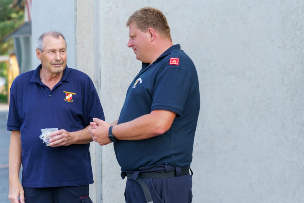 Abschlussfeier der Bienenwiese der Feuerwehrjugend Zettling am 11. Juni 2025 – mit Unterstützern, Sponsoren, Bürgermeister Dr. Matthias Pokorn, Vizebürgermeisterin Ingrid Baumhackl und gemütlichem Ausklang an der Feuerschale