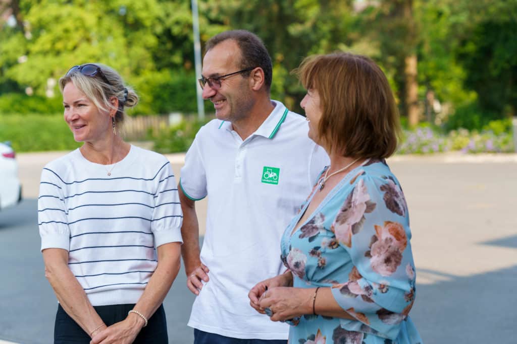 Abschlussfeier der Bienenwiese der Feuerwehrjugend Zettling am 11. Juni 2025 – mit Unterstützern, Sponsoren, Bürgermeister Dr. Matthias Pokorn, Vizebürgermeisterin Ingrid Baumhackl und gemütlichem Ausklang an der Feuerschale