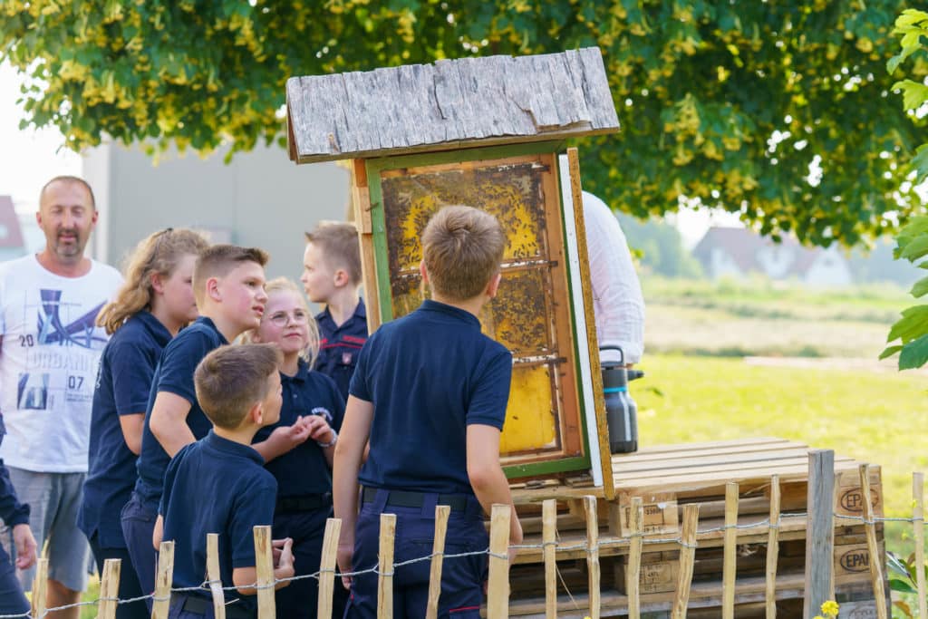 Abschlussfeier der Bienenwiese der Feuerwehrjugend Zettling am 11. Juni 2025 – mit Unterstützern, Sponsoren, Bürgermeister Dr. Matthias Pokorn, Vizebürgermeisterin Ingrid Baumhackl und gemütlichem Ausklang an der Feuerschale
