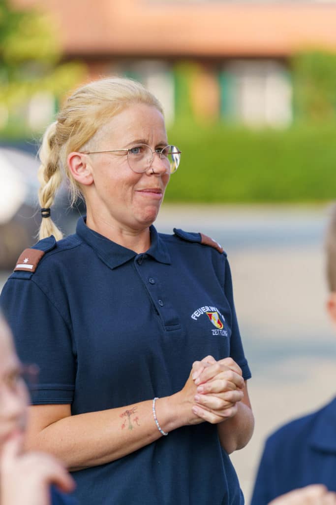 Abschlussfeier der Bienenwiese der Feuerwehrjugend Zettling am 11. Juni 2025 – mit Unterstützern, Sponsoren, Bürgermeister Dr. Matthias Pokorn, Vizebürgermeisterin Ingrid Baumhackl und gemütlichem Ausklang an der Feuerschale