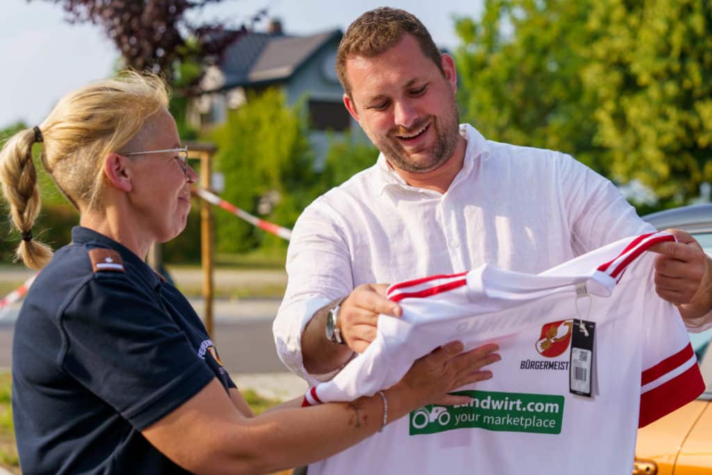 Abschlussfeier der Bienenwiese der Feuerwehrjugend Zettling am 11. Juni 2025 – mit Unterstützern, Sponsoren, Bürgermeister Dr. Matthias Pokorn, Vizebürgermeisterin Ingrid Baumhackl und gemütlichem Ausklang an der Feuerschale