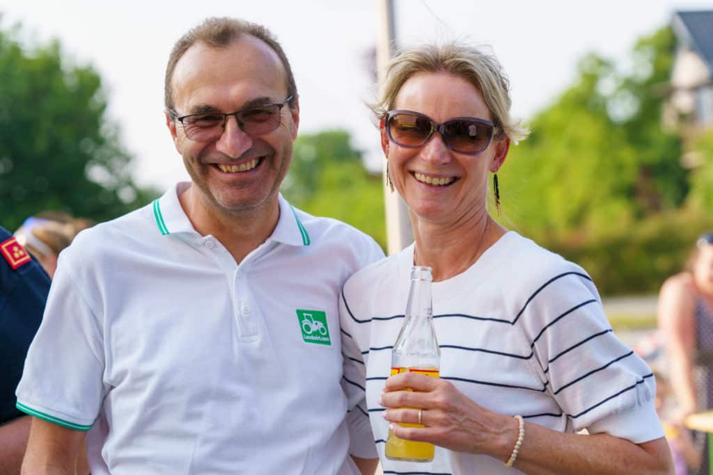 Abschlussfeier der Bienenwiese der Feuerwehrjugend Zettling am 11. Juni 2025 – mit Unterstützern, Sponsoren, Bürgermeister Dr. Matthias Pokorn, Vizebürgermeisterin Ingrid Baumhackl und gemütlichem Ausklang an der Feuerschale