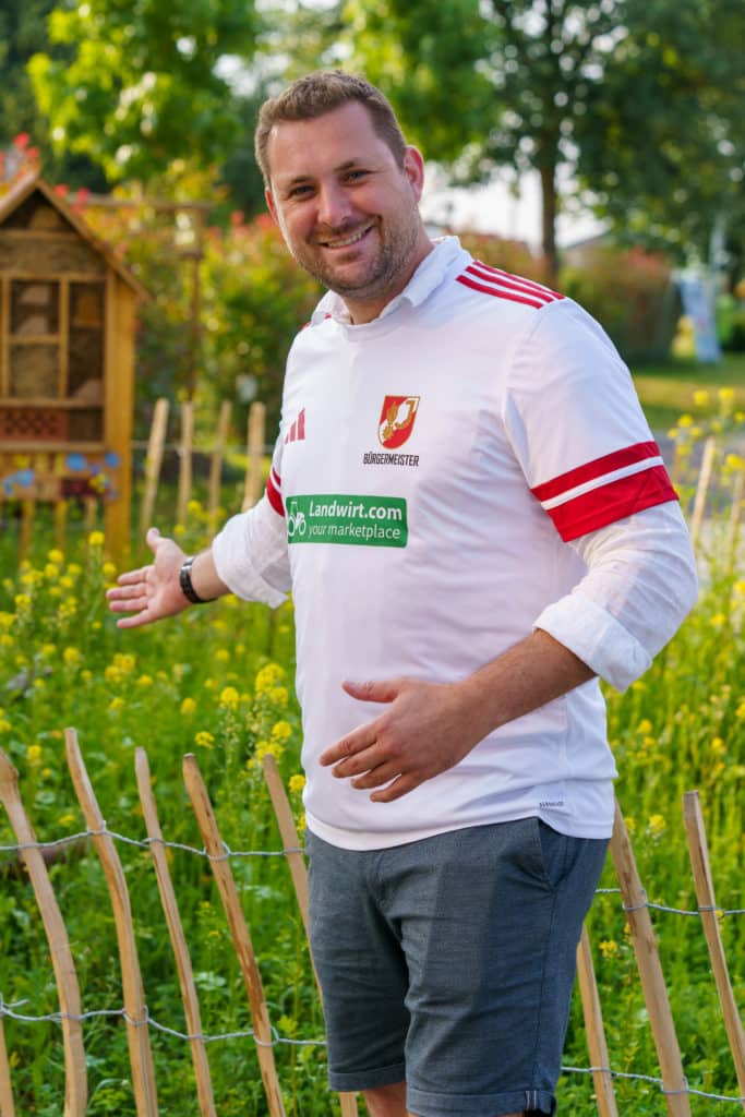 Abschlussfeier der Bienenwiese der Feuerwehrjugend Zettling am 11. Juni 2025 – mit Unterstützern, Sponsoren, Bürgermeister Dr. Matthias Pokorn, Vizebürgermeisterin Ingrid Baumhackl und gemütlichem Ausklang an der Feuerschale