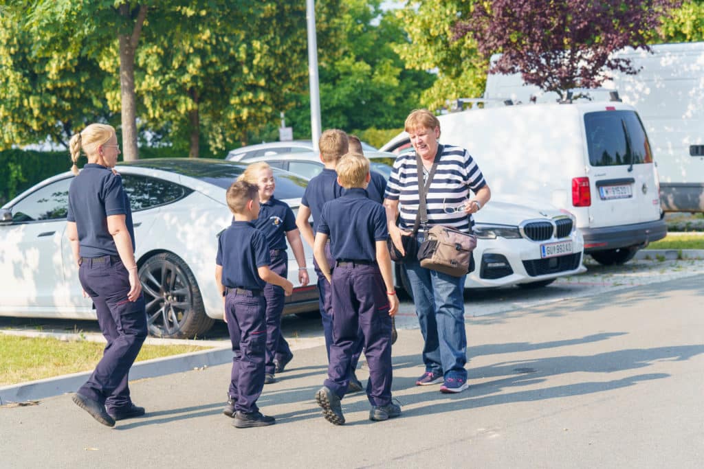 Abschlussfeier der Bienenwiese der Feuerwehrjugend Zettling am 11. Juni 2025 – mit Unterstützern, Sponsoren, Bürgermeister Dr. Matthias Pokorn, Vizebürgermeisterin Ingrid Baumhackl und gemütlichem Ausklang an der Feuerschale