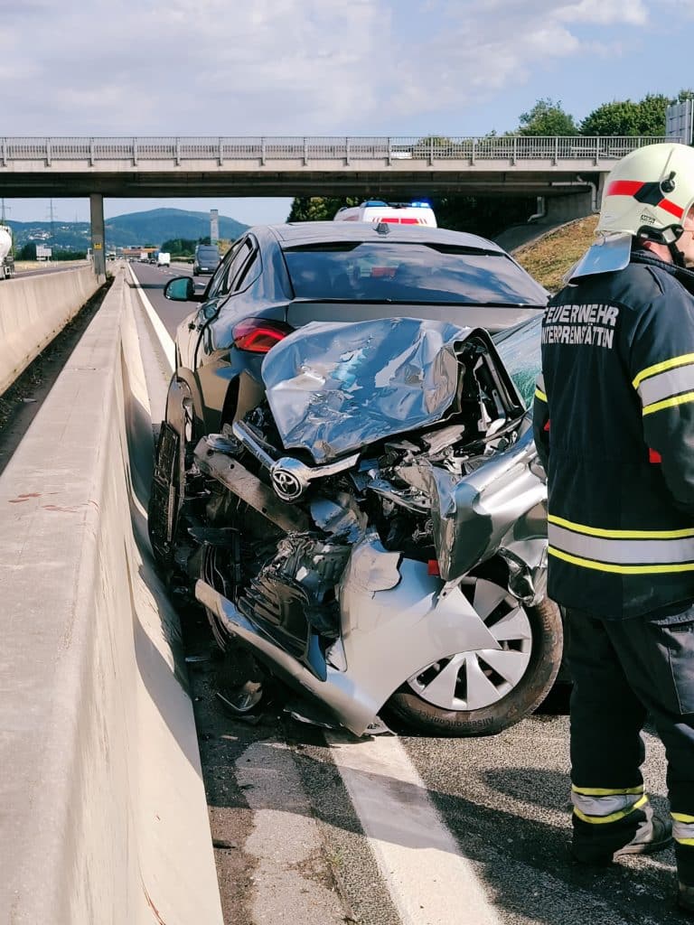 Einsatzkräfte der Feuerwehren Zettling und Unterpremstätten beim gemeinsamen Einsatz auf der A9 – Verkehrsunfall mit verletzten Personen, technische Hilfeleistung und Verkehrssicherung