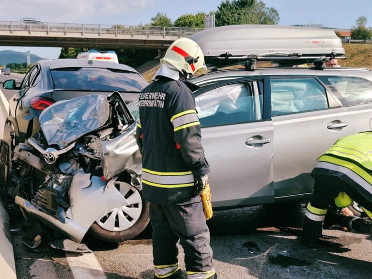 Einsatzkräfte der Feuerwehren Zettling und Unterpremstätten beim gemeinsamen Einsatz auf der A9 – Verkehrsunfall mit verletzten Personen, technische Hilfeleistung und Verkehrssicherung