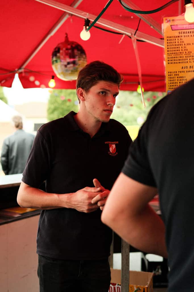 Feuerwehr Zettling bei der 90er-Party 2025 – Gäste, Musik von Robert Eberhardt, Bar, Tombola und ausgelassene Stimmung beim Festgelände in Premstätten