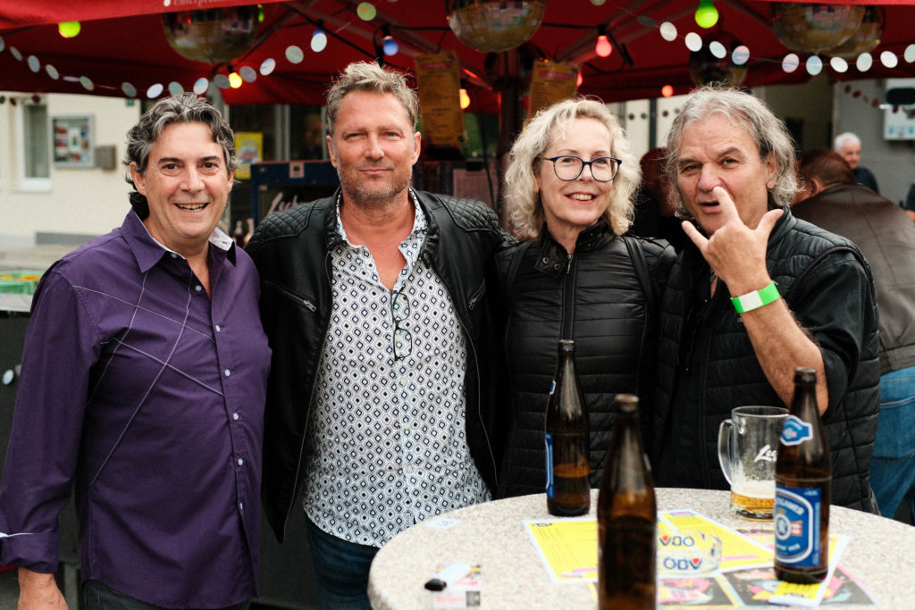 Feuerwehr Zettling bei der 90er-Party 2025 – Gäste, Musik von Robert Eberhardt, Bar, Tombola und ausgelassene Stimmung beim Festgelände in Premstätten