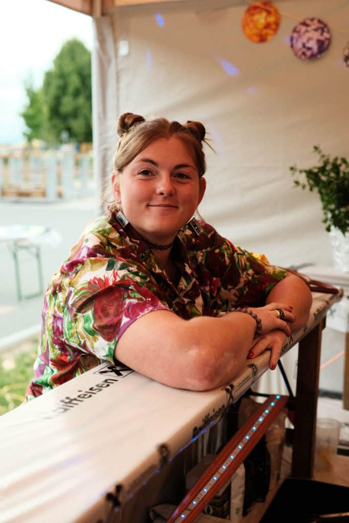 Feuerwehr Zettling bei der 90er-Party 2025 – Gäste, Musik von Robert Eberhardt, Bar, Tombola und ausgelassene Stimmung beim Festgelände in Premstätten