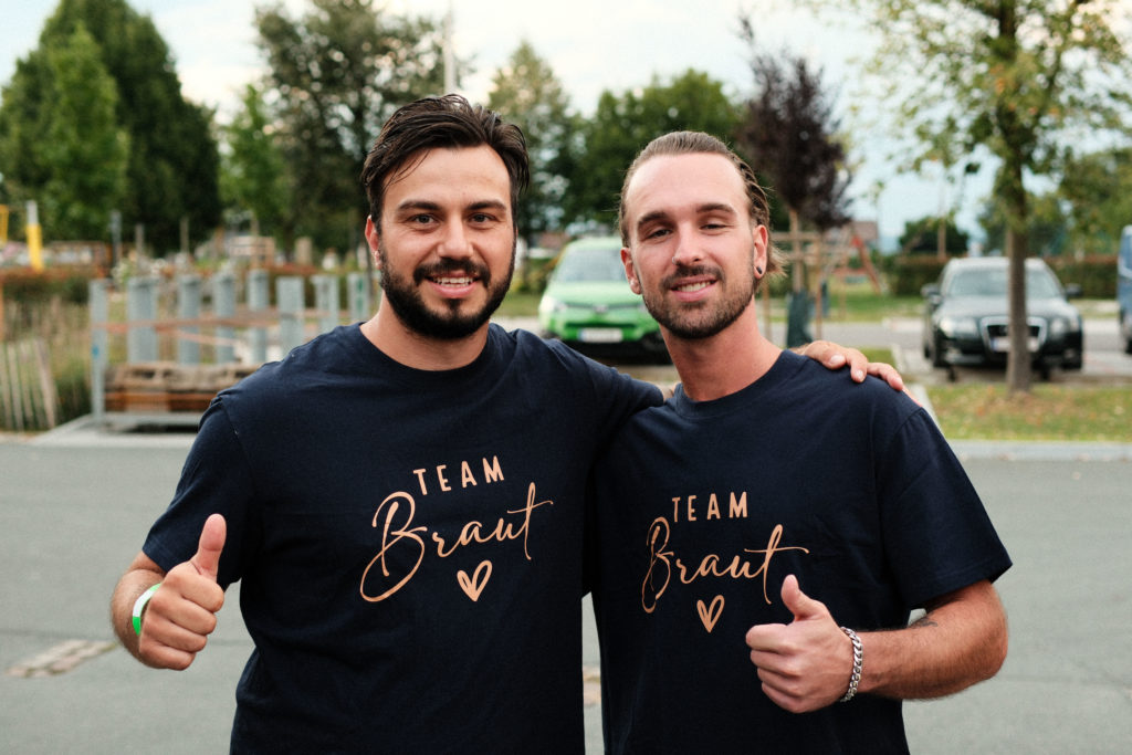 Feuerwehr Zettling bei der 90er-Party 2025 – Gäste, Musik von Robert Eberhardt, Bar, Tombola und ausgelassene Stimmung beim Festgelände in Premstätten