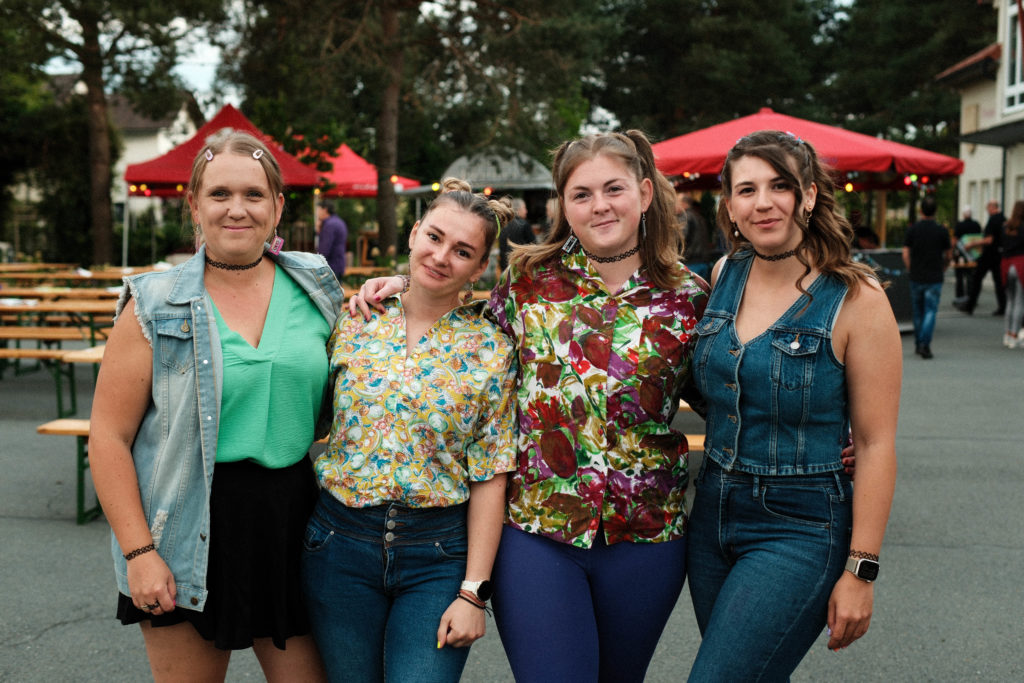 Feuerwehr Zettling bei der 90er-Party 2025 – Gäste, Musik von Robert Eberhardt, Bar, Tombola und ausgelassene Stimmung beim Festgelände in Premstätten