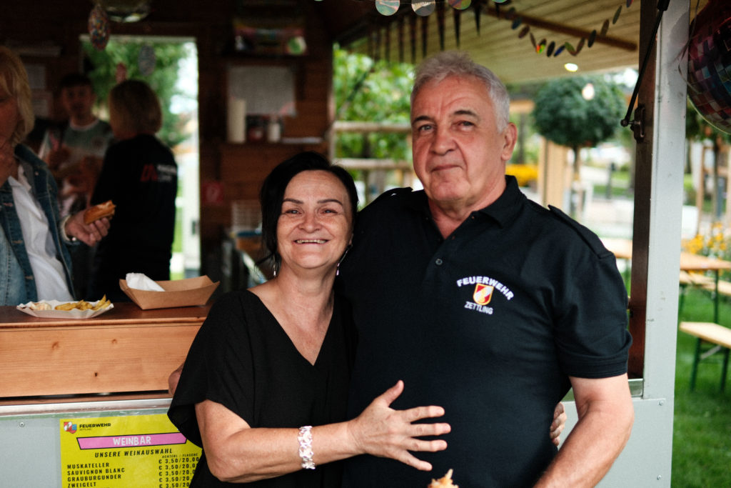 Feuerwehr Zettling bei der 90er-Party 2025 – Gäste, Musik von Robert Eberhardt, Bar, Tombola und ausgelassene Stimmung beim Festgelände in Premstätten