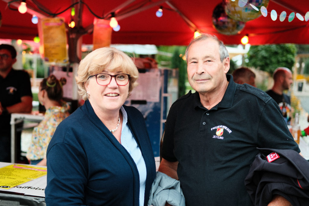 Feuerwehr Zettling bei der 90er-Party 2025 – Gäste, Musik von Robert Eberhardt, Bar, Tombola und ausgelassene Stimmung beim Festgelände in Premstätten