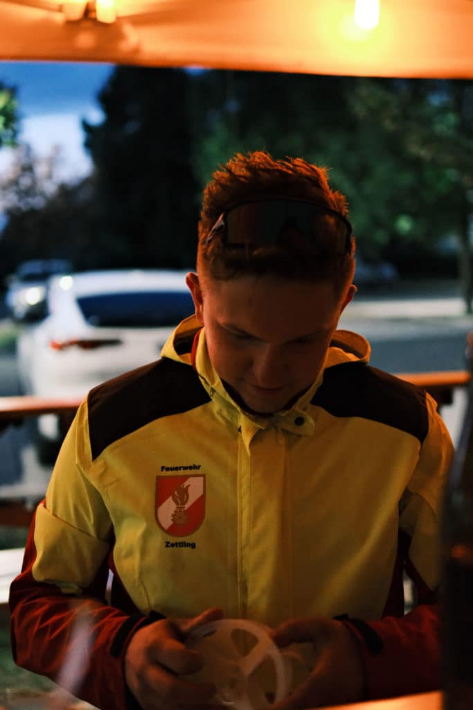 Feuerwehr Zettling bei der 90er-Party 2025 – Gäste, Musik von Robert Eberhardt, Bar, Tombola und ausgelassene Stimmung beim Festgelände in Premstätten