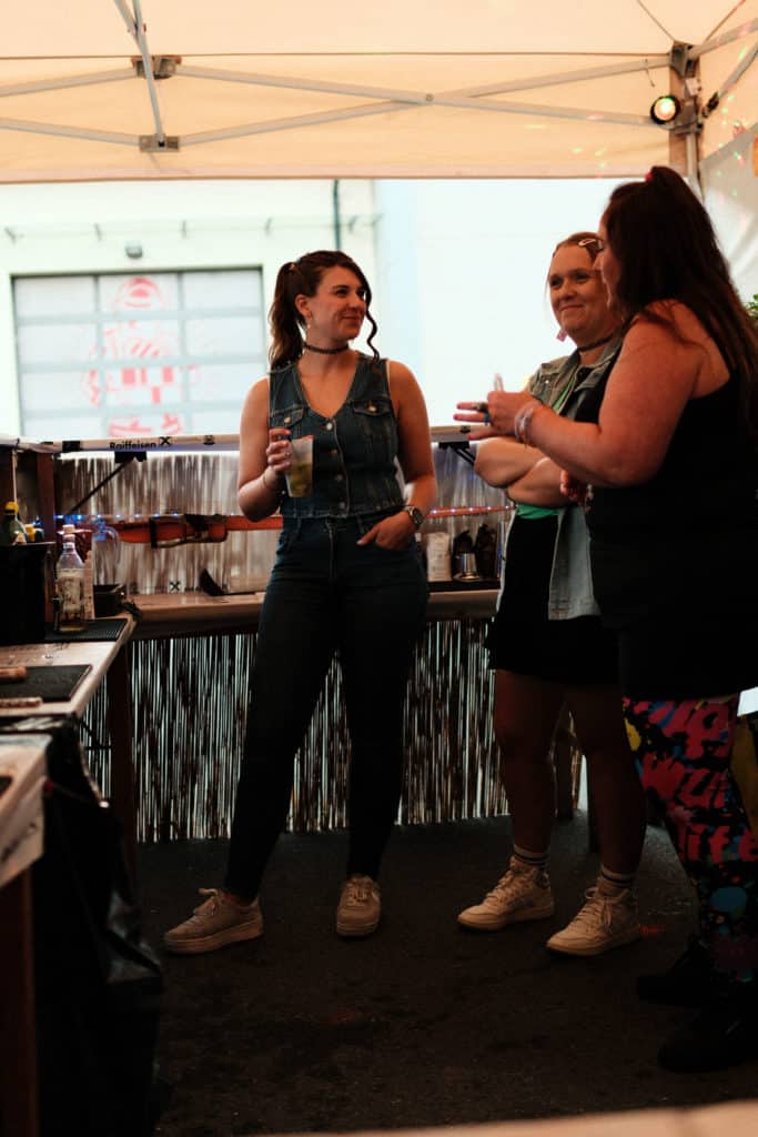 Feuerwehr Zettling bei der 90er-Party 2025 – Gäste, Musik von Robert Eberhardt, Bar, Tombola und ausgelassene Stimmung beim Festgelände in Premstätten