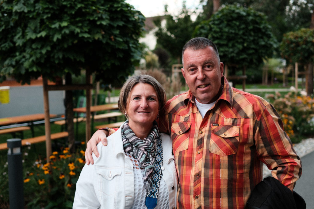 Feuerwehr Zettling bei der 90er-Party 2025 – Gäste, Musik von Robert Eberhardt, Bar, Tombola und ausgelassene Stimmung beim Festgelände in Premstätten