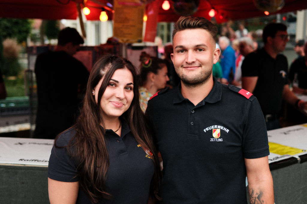 Feuerwehr Zettling bei der 90er-Party 2025 – Gäste, Musik von Robert Eberhardt, Bar, Tombola und ausgelassene Stimmung beim Festgelände in Premstätten