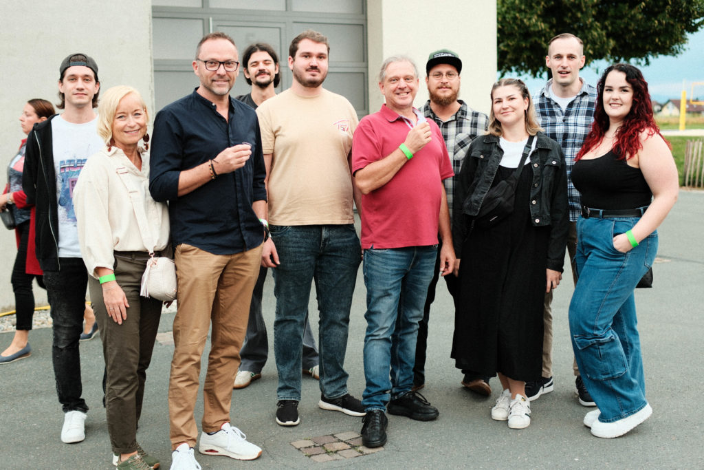 Feuerwehr Zettling bei der 90er-Party 2025 – Gäste, Musik von Robert Eberhardt, Bar, Tombola und ausgelassene Stimmung beim Festgelände in Premstätten