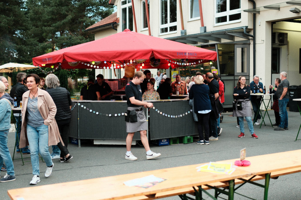 Feuerwehr Zettling bei der 90er-Party 2025 – Gäste, Musik von Robert Eberhardt, Bar, Tombola und ausgelassene Stimmung beim Festgelände in Premstätten