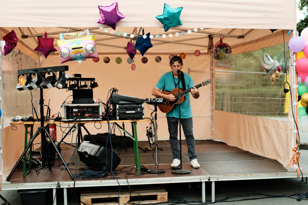 Feuerwehr Zettling bei der 90er-Party 2025 – Gäste, Musik von Robert Eberhardt, Bar, Tombola und ausgelassene Stimmung beim Festgelände in Premstätten