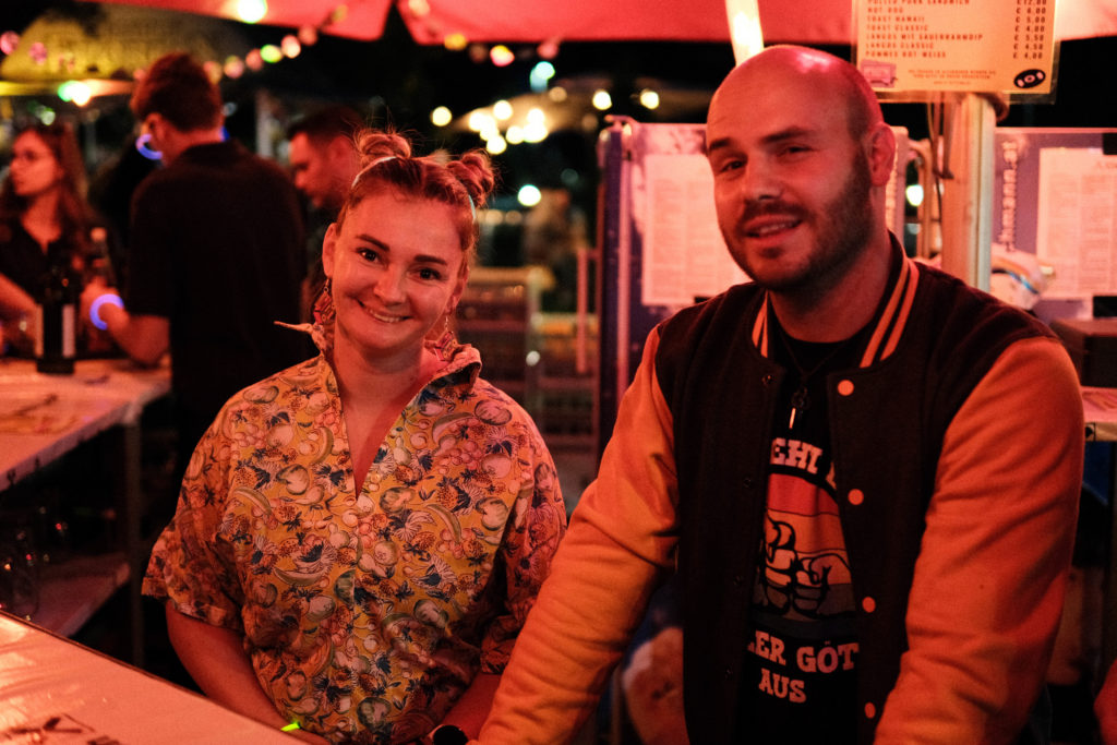 Feuerwehr Zettling bei der 90er-Party 2025 – Gäste, Musik von Robert Eberhardt, Bar, Tombola und ausgelassene Stimmung beim Festgelände in Premstätten