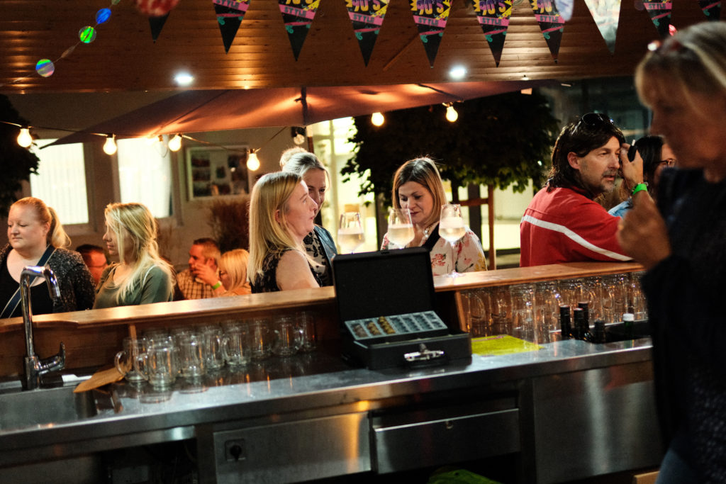 Feuerwehr Zettling bei der 90er-Party 2025 – Gäste, Musik von Robert Eberhardt, Bar, Tombola und ausgelassene Stimmung beim Festgelände in Premstätten