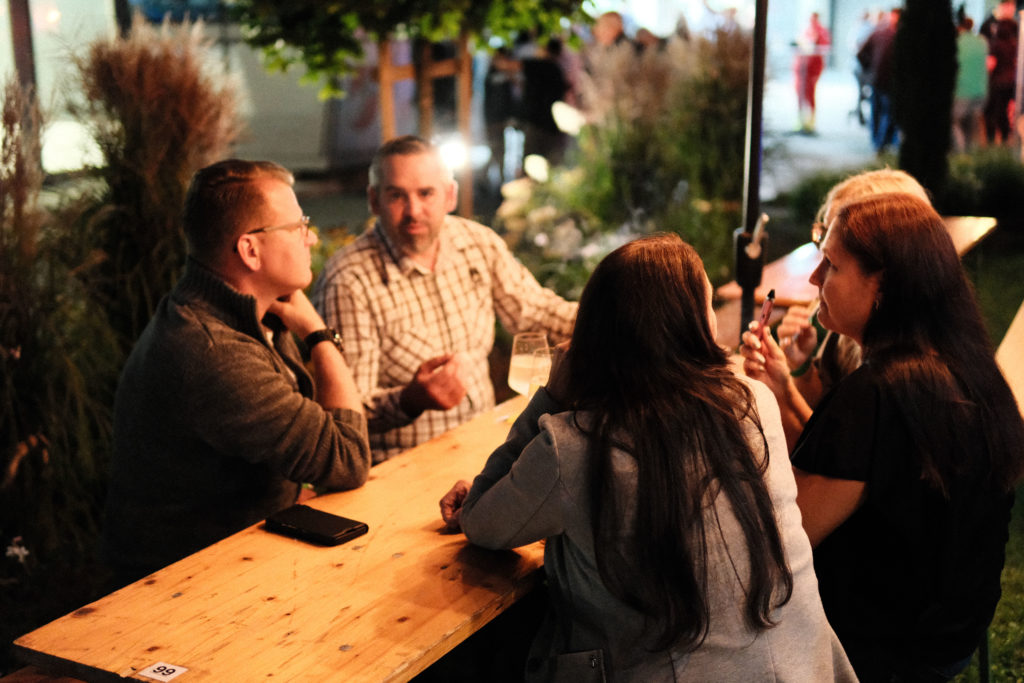 Feuerwehr Zettling bei der 90er-Party 2025 – Gäste, Musik von Robert Eberhardt, Bar, Tombola und ausgelassene Stimmung beim Festgelände in Premstätten