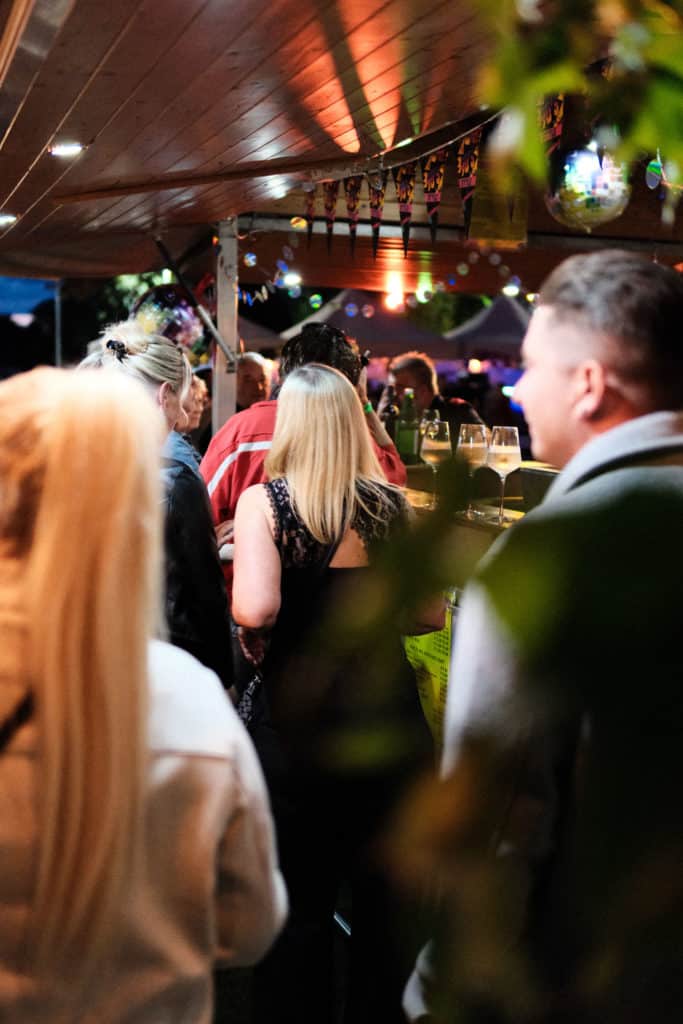 Feuerwehr Zettling bei der 90er-Party 2025 – Gäste, Musik von Robert Eberhardt, Bar, Tombola und ausgelassene Stimmung beim Festgelände in Premstätten