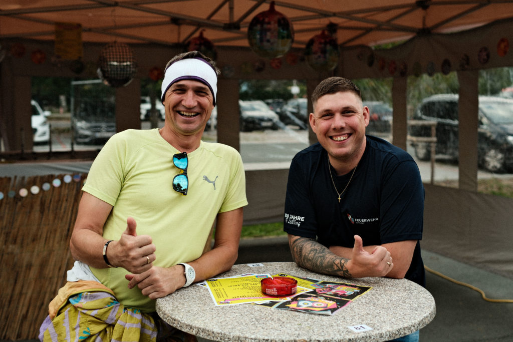 Feuerwehr Zettling bei der 90er-Party 2025 – Gäste, Musik von Robert Eberhardt, Bar, Tombola und ausgelassene Stimmung beim Festgelände in Premstätten