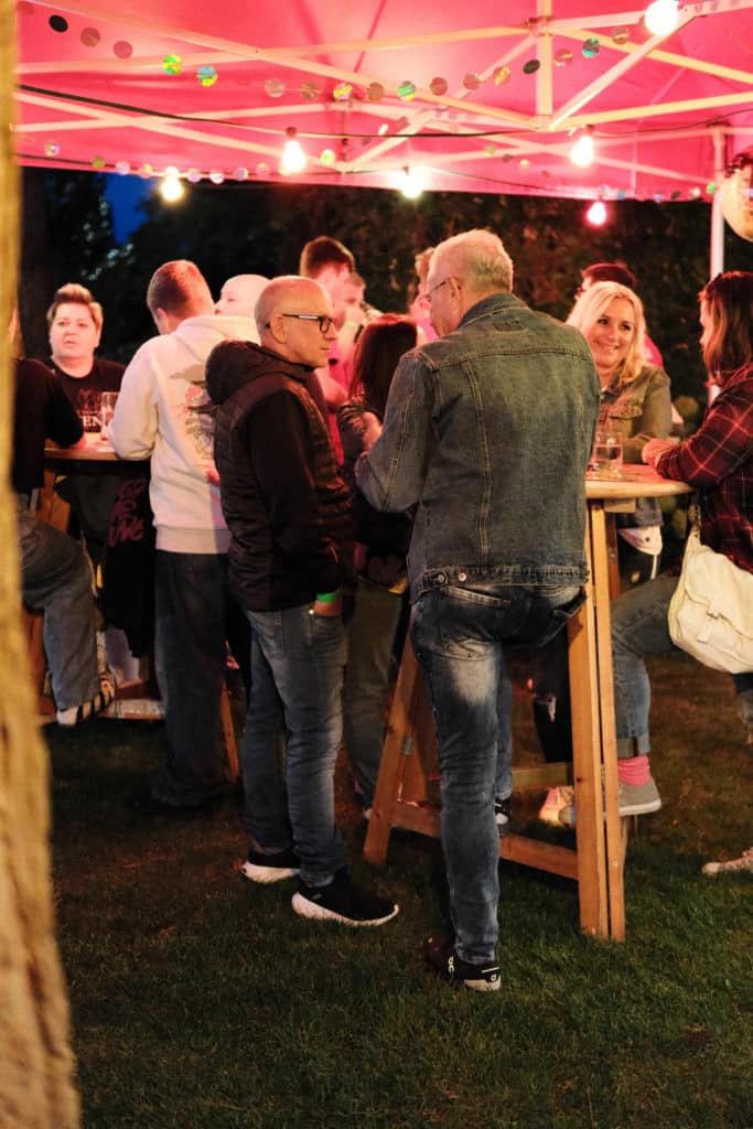 Feuerwehr Zettling bei der 90er-Party 2025 – Gäste, Musik von Robert Eberhardt, Bar, Tombola und ausgelassene Stimmung beim Festgelände in Premstätten