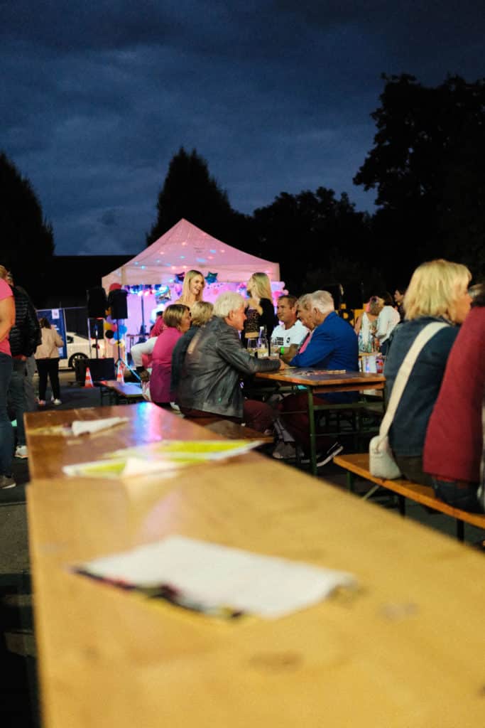 Feuerwehr Zettling bei der 90er-Party 2025 – Gäste, Musik von Robert Eberhardt, Bar, Tombola und ausgelassene Stimmung beim Festgelände in Premstätten