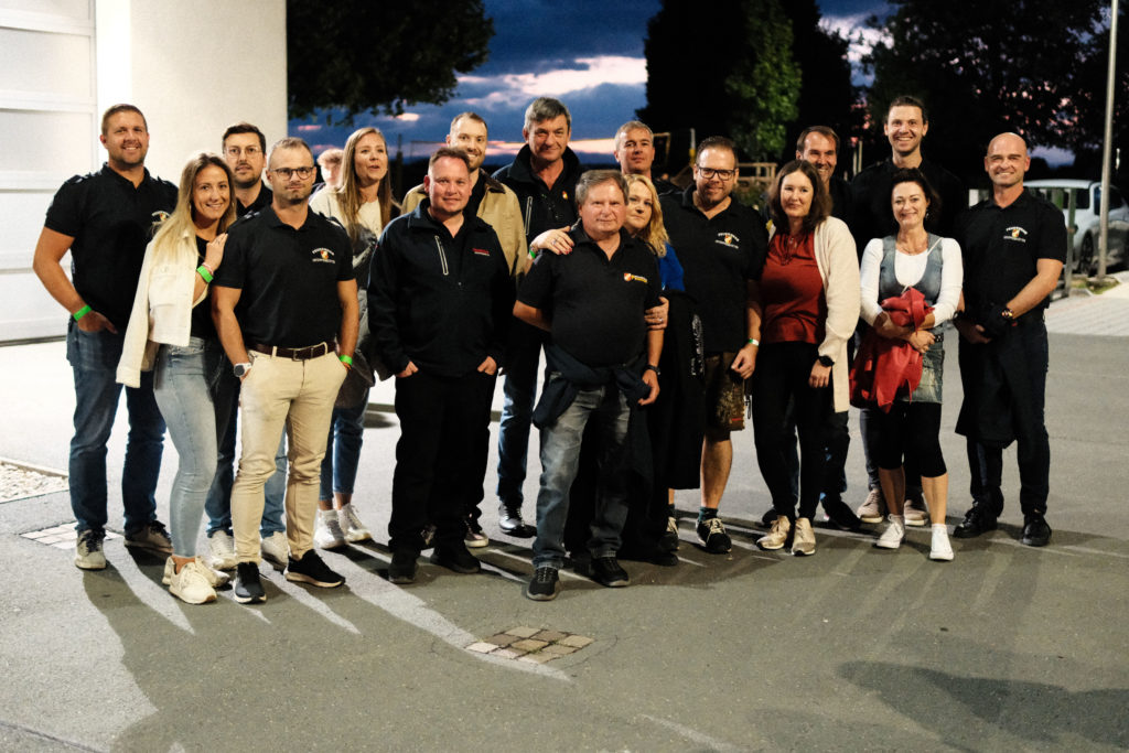 Feuerwehr Zettling bei der 90er-Party 2025 – Gäste, Musik von Robert Eberhardt, Bar, Tombola und ausgelassene Stimmung beim Festgelände in Premstätten