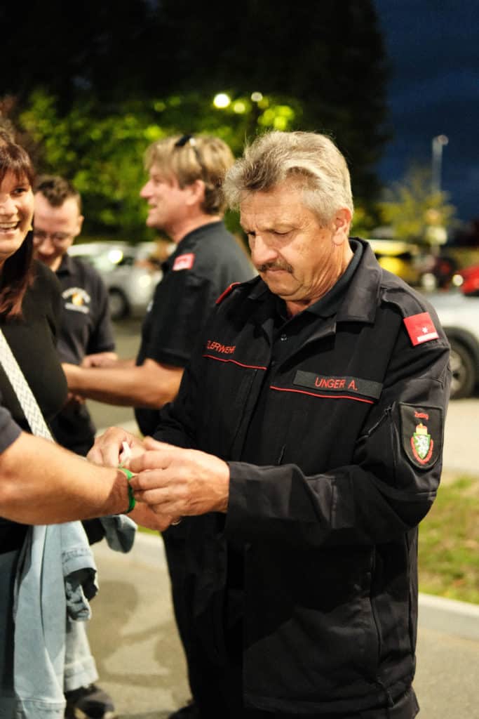 Feuerwehr Zettling bei der 90er-Party 2025 – Gäste, Musik von Robert Eberhardt, Bar, Tombola und ausgelassene Stimmung beim Festgelände in Premstätten