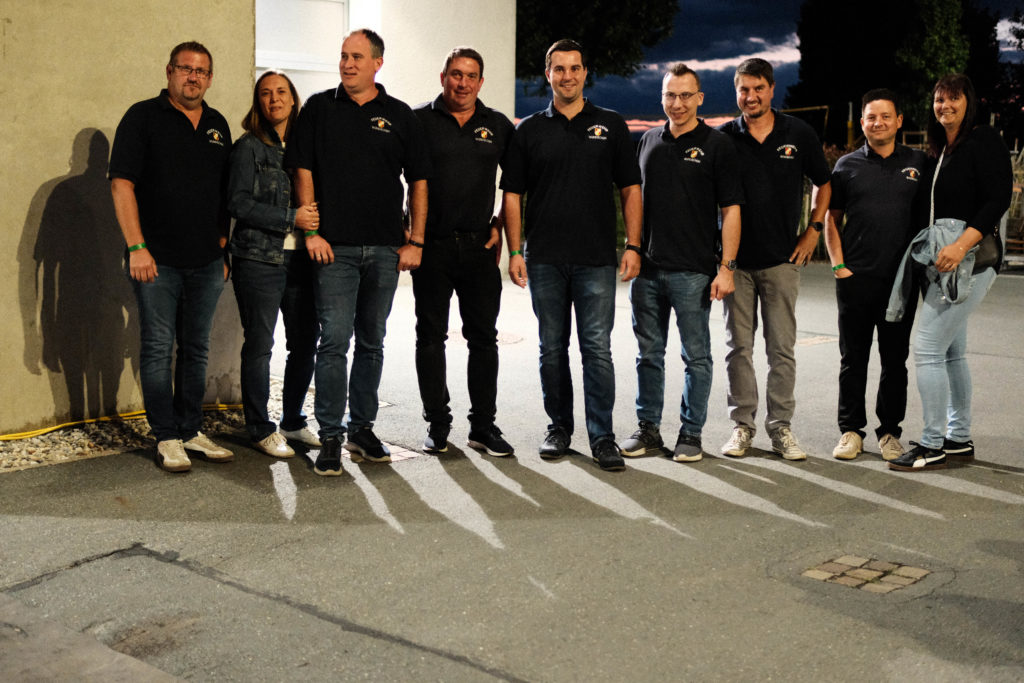 Feuerwehr Zettling bei der 90er-Party 2025 – Gäste, Musik von Robert Eberhardt, Bar, Tombola und ausgelassene Stimmung beim Festgelände in Premstätten